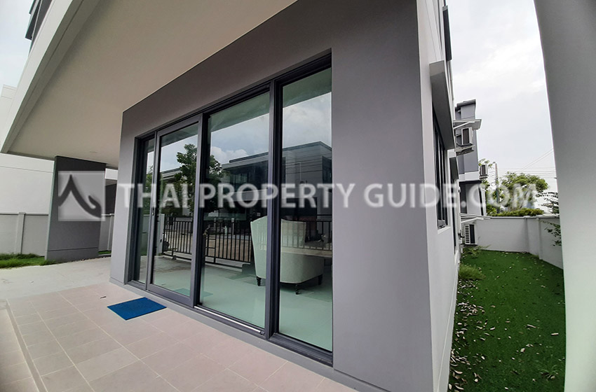 House with Shared Pool in Bangnatrad 